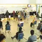 Aktivitas nasabah di Kantor Cabang Bank Mandiri Kendari, Sulawesi Tenggara.(Liputan6.com/Ahmad Akbar Fua)