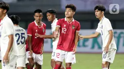 Pemain belakang Timnas Indonesia U-19, Mikael Alfredo Tata (kedua kanan) memberi kode saat melawan Thailand U-19 pada lanjutan penyisihan grup A Piala AFF U-19 2022 di Stadion Patriot Candrabhaga, Bekasi, Jawa Barat, Rabu (6/7/2022). Timnas Indonesia U-19 harus puas dengan hasil imbang 0-0. (Liputan6.com/Helmi Fithriansyah)