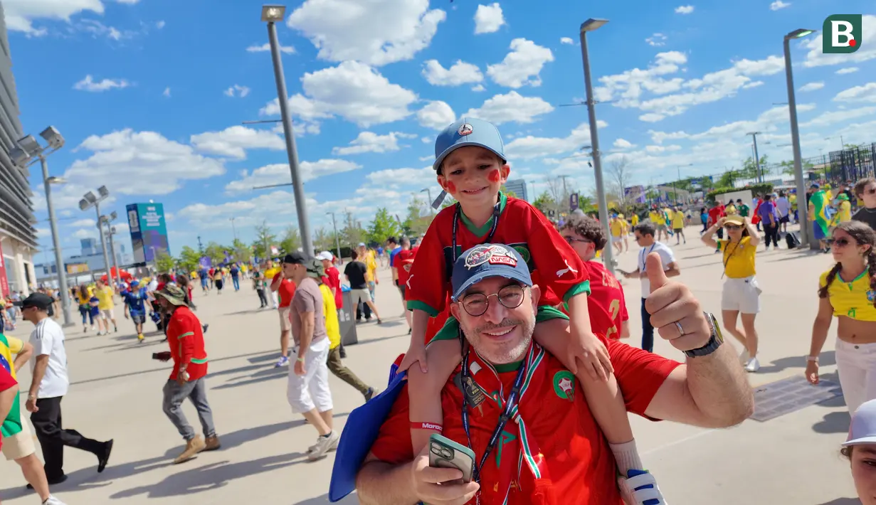 Suporter Timnas Maroko berpose di Metlife Stadium, Minggu (14/6/2026) dini hari WIB. (Bola.com/Hery Kurniawan)