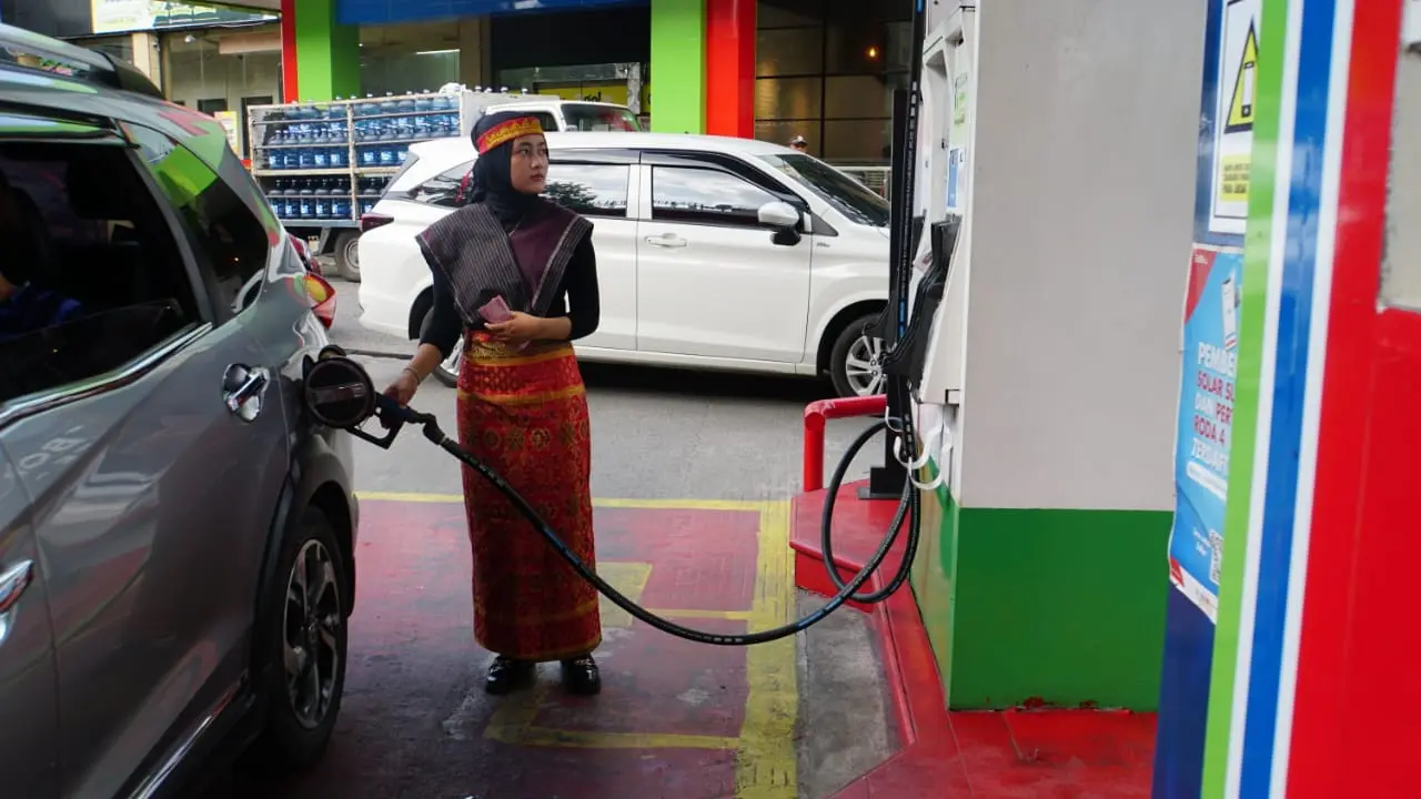 Kenakan Pakaian Adat