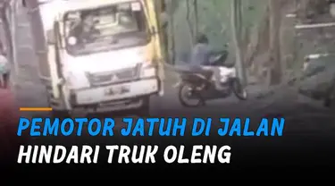 Seorang pemotor yang  membawa muatan melintas di sebelahnya dan berniat putar balik karena takut melihat truk yang berjalan hingga oleng.