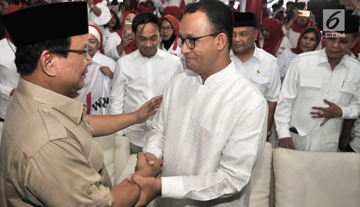 Gubernur DKI Jakarta Anies Baswedan bersalaman dengan Ketua Umum Partai Gerindra Prabowo Subianto saat menghadiri peresmian Roemah Djoeang di Jalan Wijaya, Kebayoran Baru, Jakarta, Minggu (29/7). (Merdeka.com/Iqbal S Nugroho)