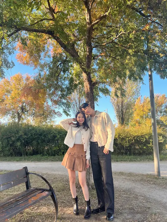 Seorang wanita bernama Kim Min Young yang disebut-sebut berprofesi sebagai pengusaha mengunggah foto keakrabannya dengan idol-aktor Kang Min Hyuk. (Foto: Instgaram/ minyoung_aori)