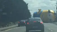 Balon Raksasa Minion Menutup Jalan di Dublin, Irlandia (TheIndependent)