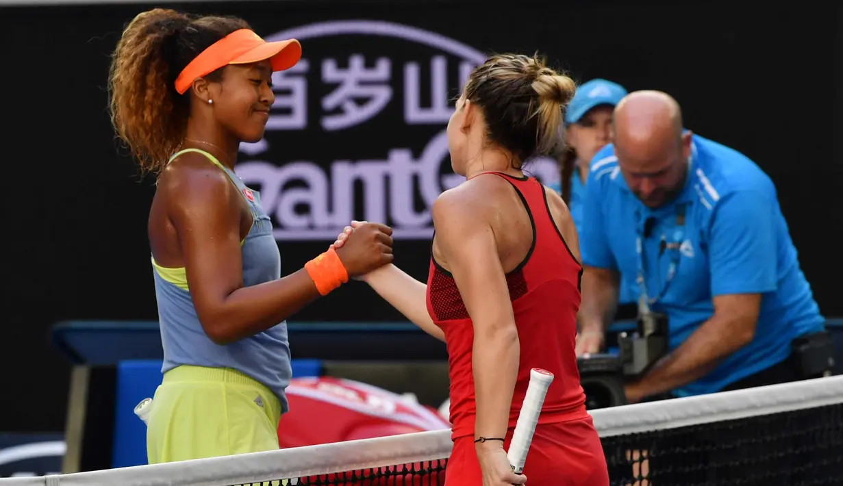 Petenis asal Rumania, Simona Halep bersalaman dengan petenis Jepang Naomi Osaka di putaran keempat di kejuaraan tenis Australia Terbuka di Melbourne, (22/1). Halep akan menghadapi Barbora Strycova atau Karolina Pliskova. (AFP Photo/Paul Crock)