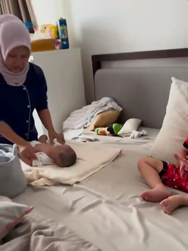 Sus Ayu Pengasuh Sementara Bayi Lily