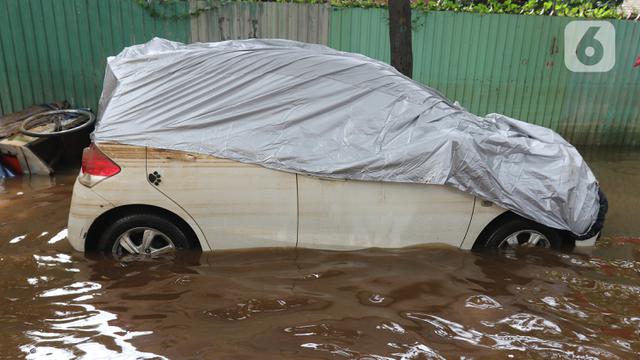 Banjir Rendam Sejumlah Mobil di Kemang