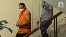 Bupati nonaktif Musi Banyuasin, Dodi Reza Alex Noerdin (kiri) usai menjalani pemeriksaan lanjutan di Gedung KPK Jakarta, Senin (22/11/2021). Dodi Reza merupakan tersangka dugaan korupsi pengadaan barang dan jasa di Kabupaten Musi Banyuasin tahun 2021. (Liputan6.com/Helmi Fithriansyah)