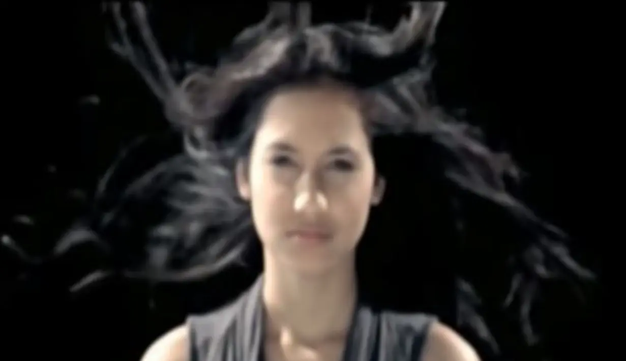 Videoklip Cinta Sampai Disini milik D'Masiv mendapuk Pevita Pearce sebagai modelnya. (YouTube)