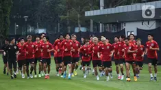 Pemain tim nasional Jepang saat mengikuti sesi latihan di Lapangan A, Kompleks Gelora Bung Karno (GBK), Senayan, Jakarta, Rabu (13/11/2024). (Liputan6.com/Angga Yuniar)