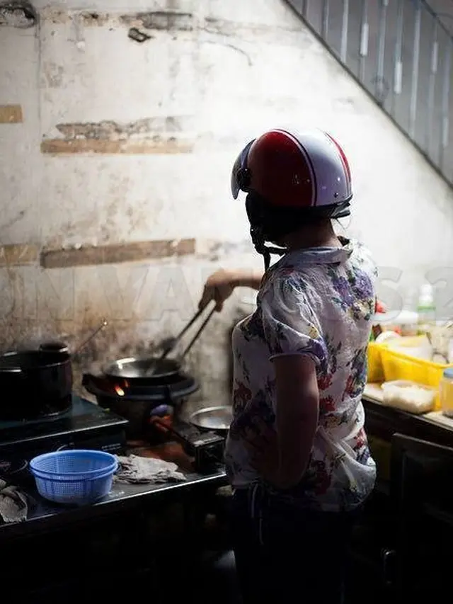 6 Potret Emak-Emak Pakai Helm saat Masak Ini Kocak