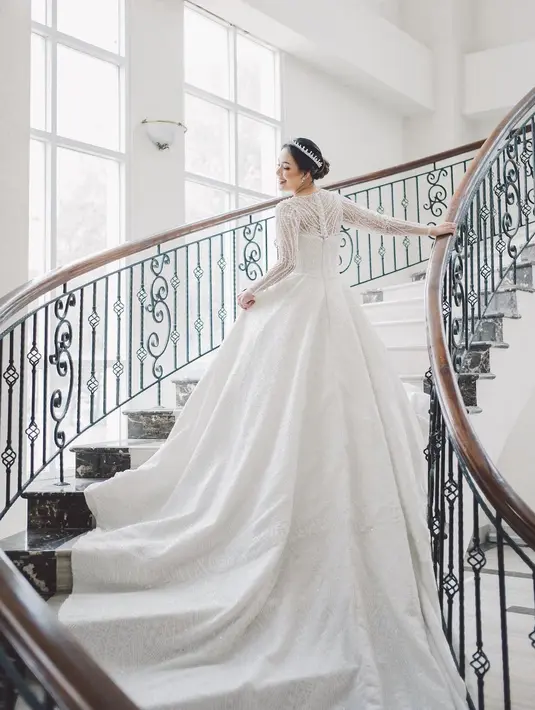 Ditambah  ekor gaun yang panjang hingga menyapu lantai, membuat wanita kelahiran 16 Agustus 1990 tersebut serasa putri negeri dongeng. [Foto: IG/@kairos_works/@byantonius]