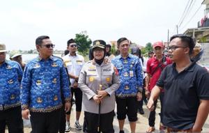 Plt Bupati Bekasi Asep Surya Atmaja saat mendampingi kunjungan kerja Wakil Presiden Gibran Rakabuming Raka di titik banjir Desa Srimukti, Kecamatan Tambun Utara, Kabupaten Bekasi. (Antara)