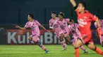 Persita Tangerang berhasil menghentikan rekor empat kali kemenangan beruntun Arema FC pada pekan kesembilan BRI Liga 1 2021/2022 yang berlangsung di Stadion Sultan Agung, Bantul, Rabu (27/10/2021). Gol penyeimbang pertandingan diciptakan oleh Moh. Edo Febriansyah. (Bola.com/Bagaskara Lazuardi)