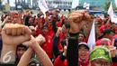 Federasi Pekerja Pelabuhan Indonesia (FPPI) melakukan aksi di Pelabuhan Tanjung Priok, Jakarta, Minggu (1/5). Dalam aksi MayDay 2016 mereka menuntut pemerintah untuk mengembalikan pengelolaan BUMN sesuai konstitusi. (Liputan6.com/Angga Yuniar)