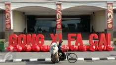 Pesepeda melintasi kawasan Ambarukmo Plaza,Yogyakarta yang di hiasi dengan Tulisan Gong Xi Fa Cai, Minggu (7/2).Aksesoris di pasang untuk menyambut tahun baru imlek sekaligus untuk menarik minat pembeli untuk berbelanja di mall tersebut.(Boy Harjanto)