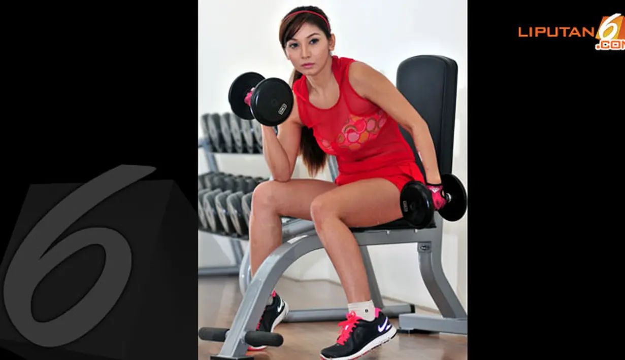 Baby pun memilih barbel untuk mengencangkan otot pada bagian lengan (Liputan6.com/ Panji Diksana)
