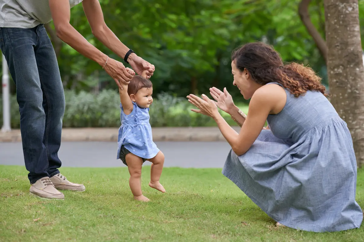 Bayi belajar berjalan. (iStockphoto)