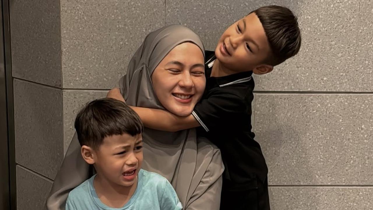 6 Potret Paula Verhoeven Tampil Cantik dengan Busana Syar'i Bareng Anak-Anak, Wajahnya Disebut Makin Fresh