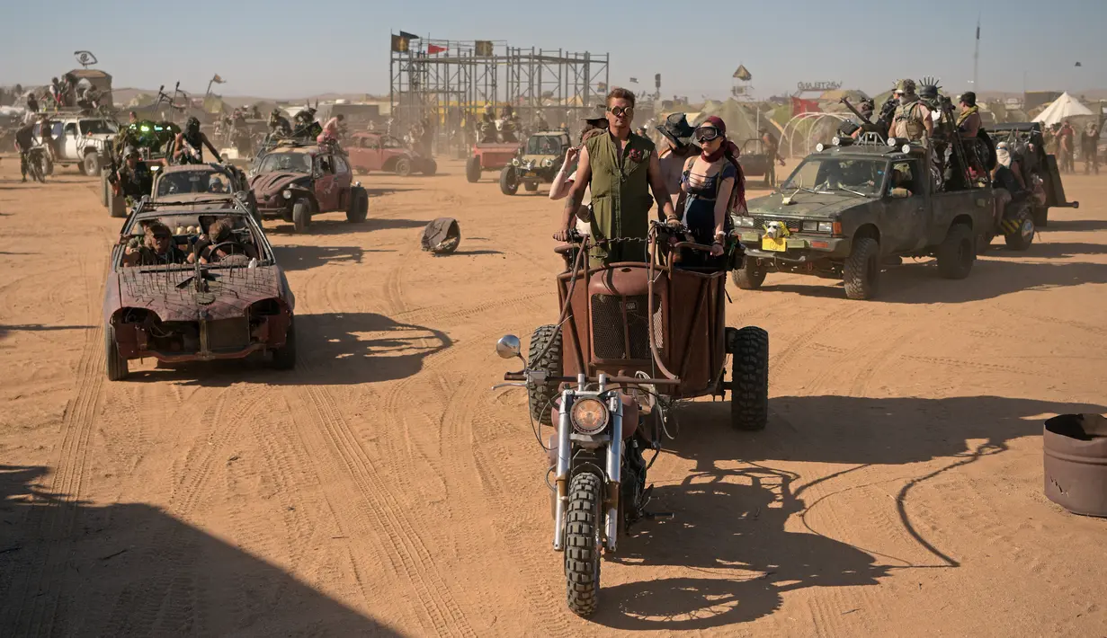 Para peserta mengendarai kendaraan mereka selama Wasteland Weekend di Gurun Mojave, North Edwards, California, AS, Sabtu (28/9/2019). Sekitar 4.000 penggemar film Mad Max mengikuti festival ini. (Agustin Paullier/AFP)