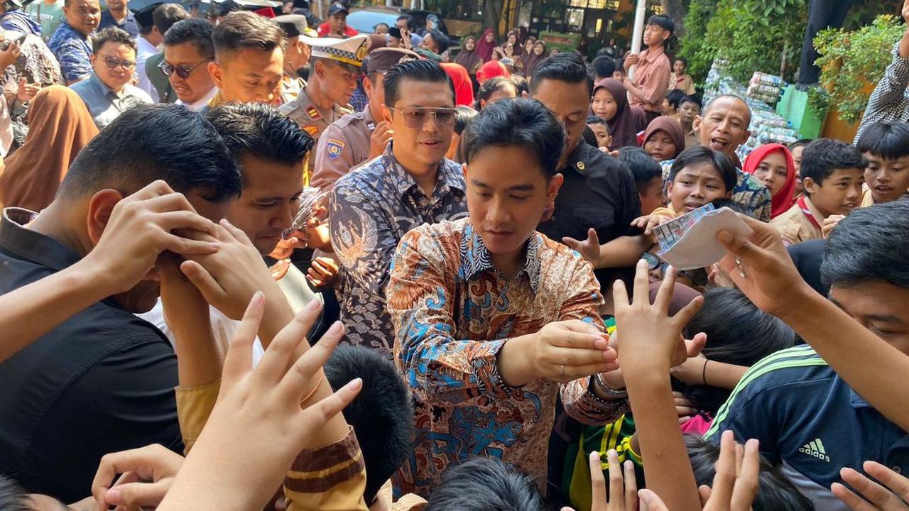 Gibran Bagikan Buku Gambar Jan Ethes dan Gantungan Kunci Foto Dirinya ke Anak SD di Surabaya