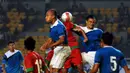 Dua pemain AFF All Star harus berjibaku menahan laju serangan Raphael Maitimo (Indonesia- tengah) di laga persahabatan di Stadion GBK Jakarta, (11/5/2014). (Liputan6.com/Helmi Fithriansyah)