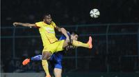 Arema Cronus vs Sriwijaya FC duel di leg pertama semifinal Piala Presiden di Stadion Kanjuruhan Malang, Sabtu (3/10/2015) malam WIB. (Bola.com/Kevin Setiawan)