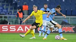 Bek Lazio, Francesco Acerbi, berebut bola dengan penyerang Borussia Dortmund, Erling Braut Haland, pada laga Grup F Liga Champions 2020/2021 di Stadion Olimpico, Rabu (21/10/2020) dini hari WIB. Lazio menang 3-1 atas Borussia Dortmund. (AFP/Alberto Pizzoli)