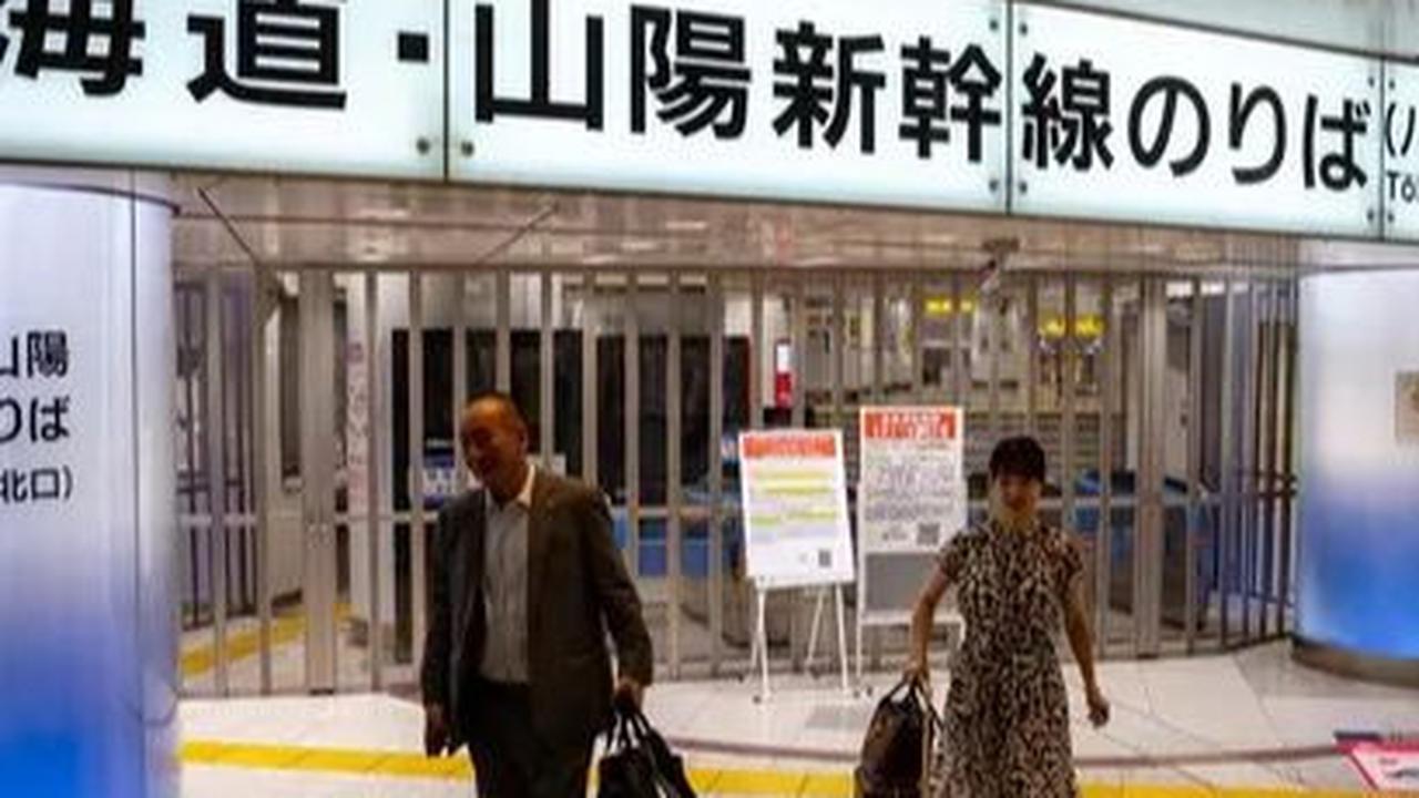Orang-orang berjalan di depan gerbang tiket ketika layanan kereta cepat Shinkansen ditangguhkan di Stasiun Tokyo, Jepang, pada 31 Agustus 2024. Layanan kereta cepat Shinkansen antara Tokyo dan Nagoya lumpuh setelah Jepang dilanda terjangan Topan Shanshan.