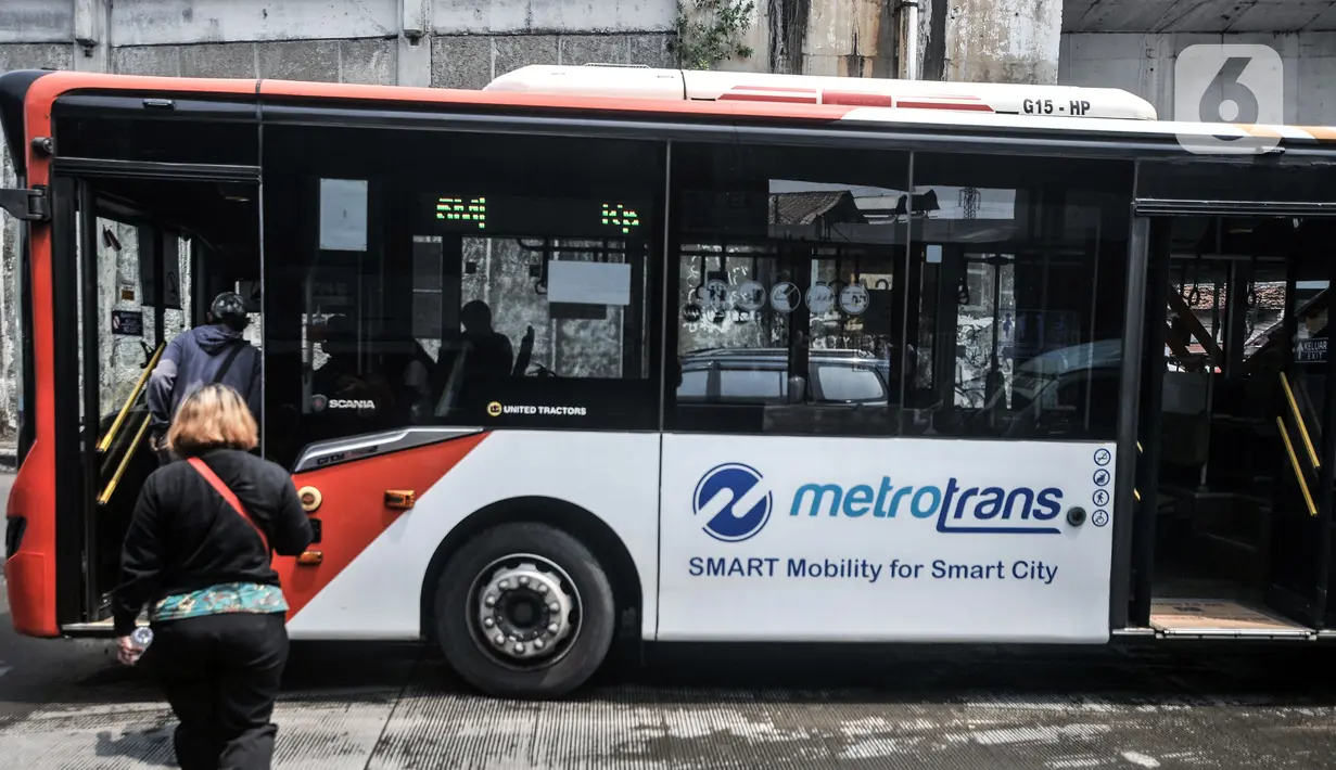 Penumpang menaiki bus Metrotrans di kawasan Tanah Abang, Jakarta, Kamis (21/10/2021). Seiring memasuki PPKM Level 2, Pemprov DKI Jakarta mengizinkan seluruh moda transportasi umum menggunakan kapasitas angkut 100 persen. (merdeka.com/Iqbal S. Nugroho)