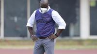 Pelatih Persipura, Jacksen F Tiago, tertunduk lesu melihat timnya tertinggal 0-1 dari Arema FC pada lanjutan BRI Liga 1 2021/2022, Rabu (29/9/2021) sore WIB. (Bola.com/M. Iqbal Ichsan)