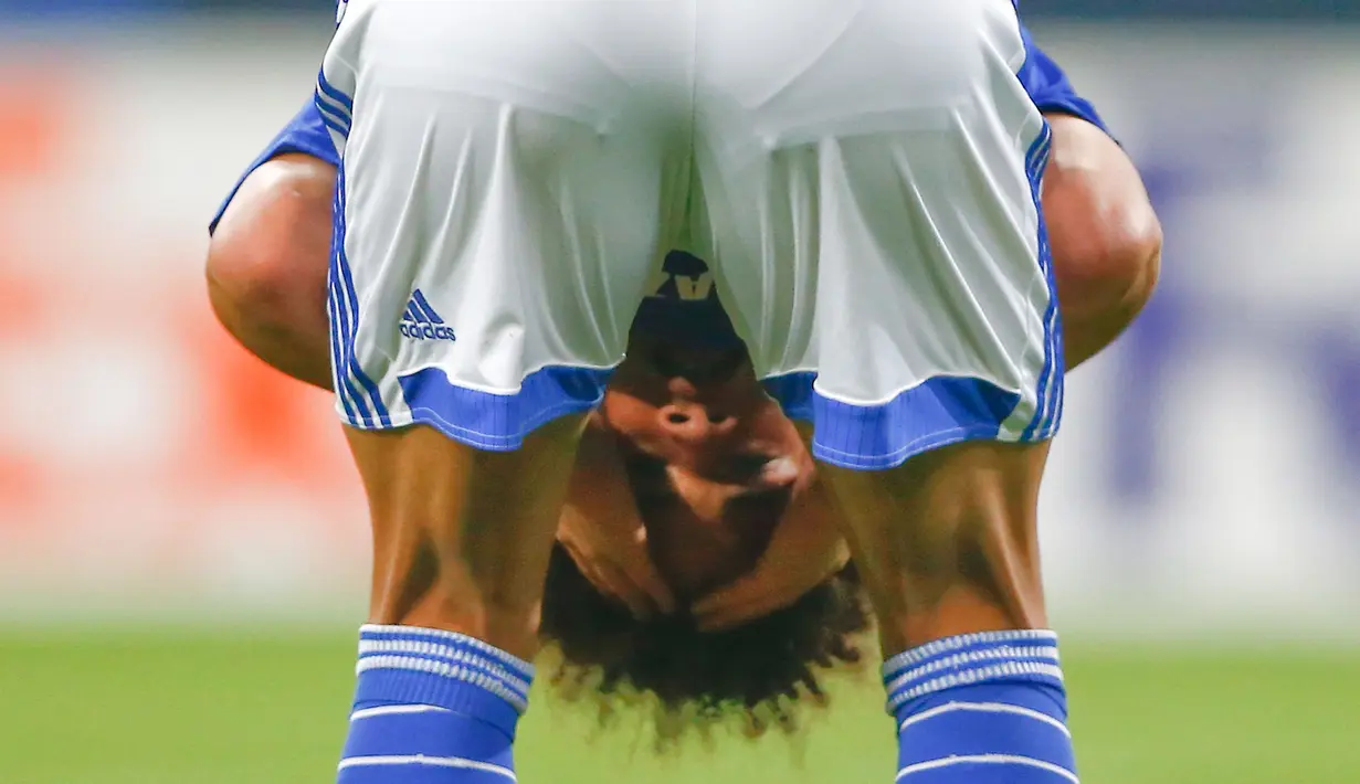 Pemain Schalke 04, Leroy Sane menunduk saat laga Liga Europa melawan Sparta Prague di Gelsenkirchen, Jerman, Kamis (22/10/2015). (Reuters/Wolfgang Rattay)