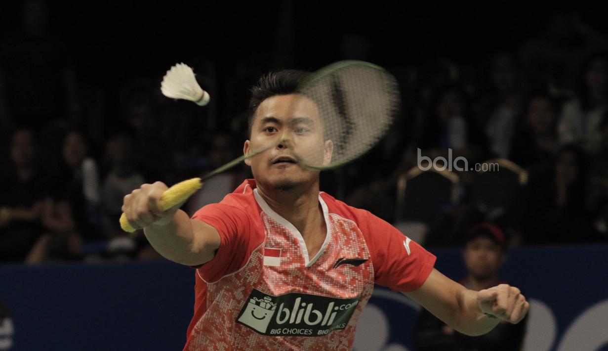 Ganda campuran Indonesia, Tontowi Ahmad/Liliyana Natsir, mengalahkan pasangan Malaysia, Tan Kian Meng/Lai Pei Jing pada laga Indonesia Open 2017 di JCC, Jumat (16/6/2017). Indonesia 21-18, 21-16. (Bola.com/M Iqbal Ichsan)