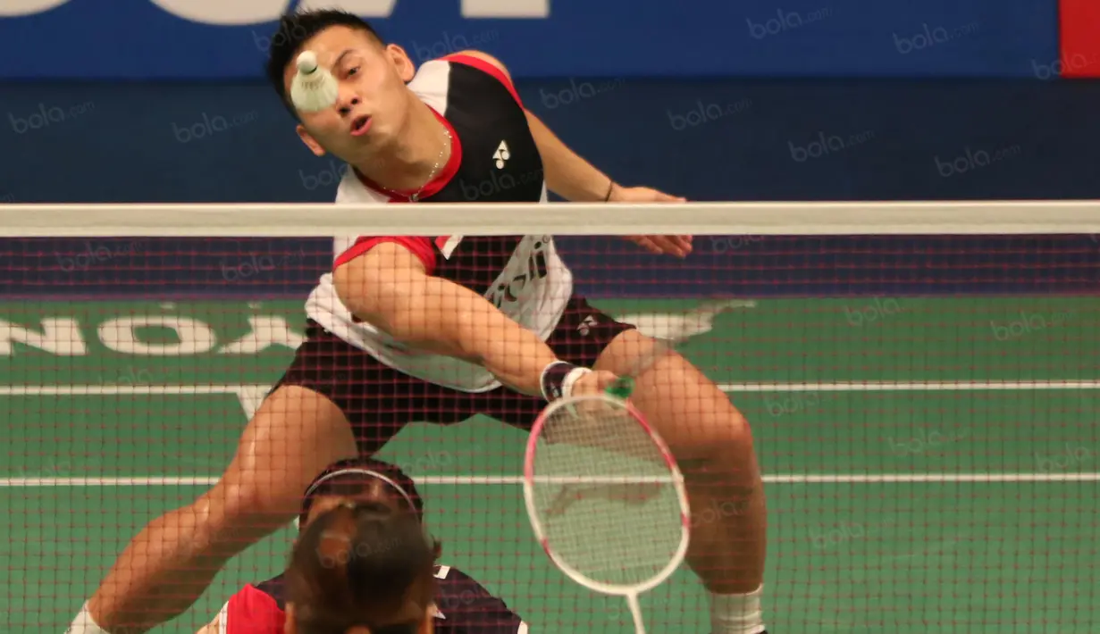 Riky Widianto mengembalikan kok saat berlaga melawan pasangan China, Zhang Nan/Zhao Yunlei, pada BCA Indonesia Open 2016 di Istora Gelora Bung Karno, Senayan, Jakarta, (2/6/2016). (Bola.com/Nicklas Hanoatubun)