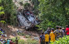 FOTO: Kecelakaan Tragis Bus Peziarah Buddha Terjun ke Jurang di Sri Lanka, 21 Penumpang Tewas