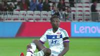 Yanga-Mbiwa bek Lyon, Ligue 1 Prancis melakukan gol bunuh diri konyol saat melawan Nice.