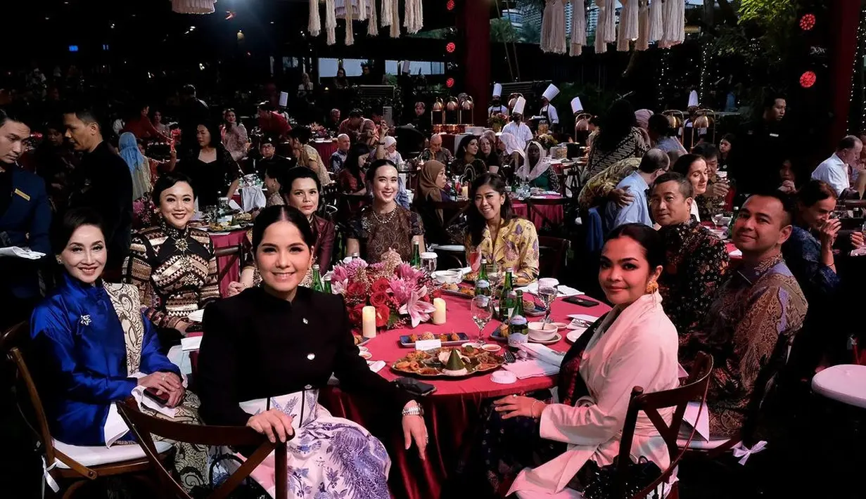Tak hanya hadir sebagai tamu, Annisa juga turut berperan sebagai salah satu pemberi penghargaan kepada tokoh seni dan budaya legendaris Indonesia, termasuk Ibu Jajang C. Noor. Kesempatan istimewa ini semakin mengukuhkan peran Annisa sebagai sosok yang peduli terhadap pelestarian budaya Indonesia. [@annisayudhoyono].
