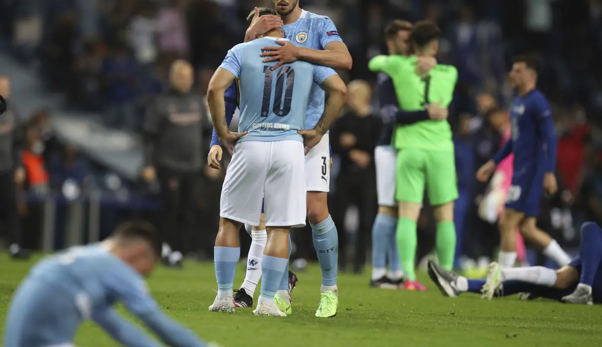 Bek Manchester City, Ruben Dias memeluk Sergio Aguero usai pertandingan melawan Chelsea pada babak final Liga Champions di Stadion Dragao di Porto, Portugal, Minggu (30/5/2021). Man City kalah atas Chelsea dengan skor 1-0. (David Ramos/Pool via AP)