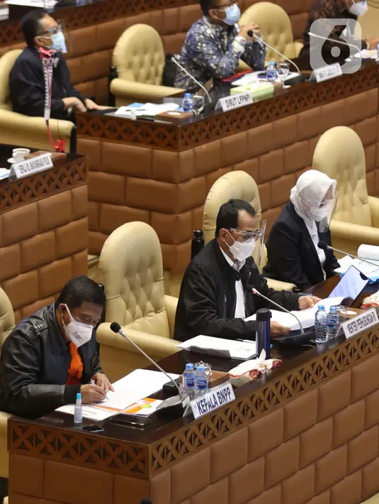 Menteri Perhubungan Budi Karya Sumadi hadir pada rapat kerja di ruang rapat Komisi V DPR RI, kompleks parlemen, Jakarta, Rabu (3/2/2021). Rapat kerja yang di hadiri juga oleh KNKT, BMKG, dan Basarnas membahas mengenai musibah jatuhnya pesawat Sriwijaya Air SJ-182. (Liputan6.com/Angga Yuniar)