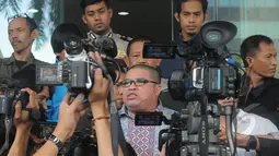 Razman Arif Nasution, menjawab pertanyaan wartawan di depan Gedung Komisi Pemberantasan Korupsi (KPK), Jakarta, Jum'at (13/2/2015).  Kedatangan Razman untuk menyampaikan terkait adanya teror terhadap pegawai KPK. (Liputan6.com/Herman Zakharia)