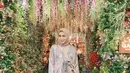 Cocok untuk kondangan, bisa tiru gaya Melody Prima berikut ini. Padukan cardigan motif floral dengan longsleeve top dan rok plisket. (Instagram/melodyprima).