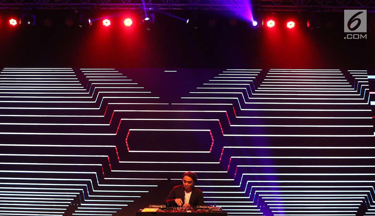 Penampilan Dipha Barus menutup panggung XYZ Day Creator Award 2018  di Senayan City, Jakarta, Rabu (25/4). Tak ingin mengecewakan, Dipha Barus membayar kesetiaan pengunjung XYZ Day 2018 dengan penampilan yang memukau. (Liputan6.com/Immanuel Antonius)