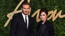 Pasangan selebritis David dan Victoria Beckham tampil kompak mengenakan dalam balutan tuksedonya saat menghadiri British Fashion Awards, di London, Senin (23/11). (dailymail.co.uk)