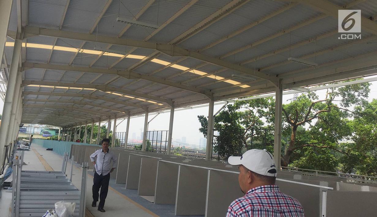 Warga beraktivitas di skybridge Tanah Abang, Jakarta, Senin (15/10). Meski belum selesai pembangunannya, namun jembatan multi guna yang menghubungkan Stasiun Tanah Abang dan Blok G Tanah Abang ini telah soft launching. (Liputan6.com/Immanuel Antonius)