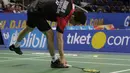 Pebulutangkis PB Djarum, Kevin Sanjaya, mengambil raket usai melakukan smash saat melawan wakil PBAD di Britama Arena, Jakarta, Rabu (19/12). Kevin Sanjaya/ Akbar Bintang menang 21-9 21-17 atas Aji Firmansyah/Briliant Rachmat. (Bola.com/M Iqbal Ichsan)