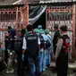 Penyidik dari Polsek Kalideres bersama tim yang mengenakan baju Pusat Laboratorium Forensik (Puslabfor) Badan Reserse Kriminal (Bareskrim) Mabes Polri datang ke lokasi rumah tempat penemuan empat jenazah satu keluarga di Kalideres, Jakarta Barat,Rabu (16/11/2022). Hingga sampai saat ini Polisi belum mengungkapkan penyebab kematian korban melainkan berdasarkan hasil pemeriksaan, tidak ditemukan tanda kekerasan dan ditemukan fakta keempat jasad itu sudah lama tidak mendapat asuman makanan maupun minuman. (Liputan6.com/Johan Tallo)