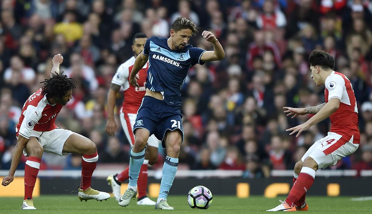 Gelandang Middlesbrough, Gaston Ramirez, berusaha melewati hadangan pemain Arsenal pada laga Premier League di Stadion Emirates, London, Sabtu (22/10/2016). (Reuters/Hannah McKay)