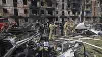 Petugas darurat memeriksa gedung apartemen bertingkat yang rusak akibat serangan rudal terbaru Rusia di Kryvyi Rih, Ukraina, Selasa (13/6/2023). (AP Photo/Andriy Dubchak)