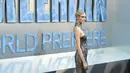 Cara Delevingne tampil memukau dalam balutan gaun silver menerawang bertema sci-fi pada premier film terbarunya di Los Angeles. Perempuan 24 tahun itu sukses mencuri perhatian dengan gaun yang terbuat dari logam asli tersebut. (AP Photo/Jordan Strauss)