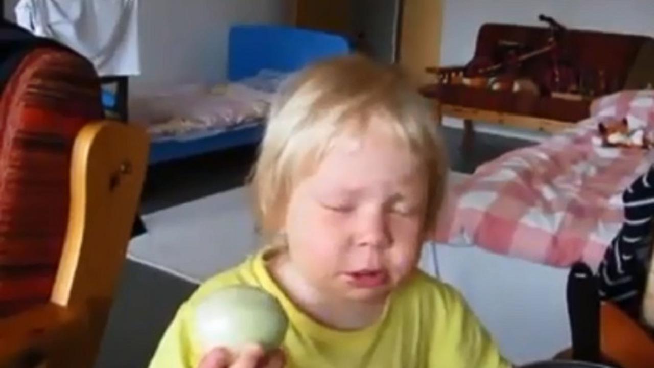 Bocah makan bawang bombai yang ia kira apel ini bikin ketawa (Facebook/Gesa Croonen)